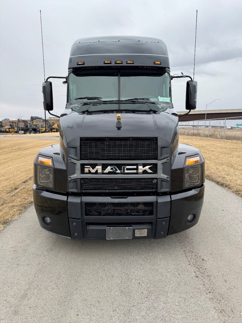 2020 MACK AN64T - USED TRUCKS SLEEPER - image 2